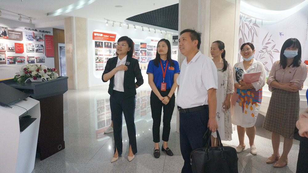 浏阳经开区企业党委书记何六生一行 莅临九芝堂视察指导